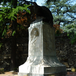 "Statue dédiée au roi Humbert I d’Italie, place Innocent Manzetti, à Aoste" by Tenam2 on Wikimedia Commons (CC BY-SA 3.0)