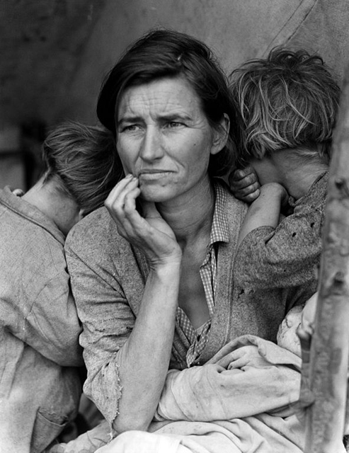 Dorothea Lange (1895 -1965), "Migrant Mother", 1936. Riproduzione fotomeccanica, 10×13 cm. Washington D.C., Library of Congress: Prints and Photographs Division (attraverso Wikimedia Commons [Public domain])
