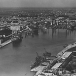 Panoramica del Cantiere, ormeggiata alla banchina la turbonave passeggeri "Conte Biancamano". 1949