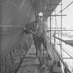 Maestranze durante la costruzione dello scafo della turbonave passeggeri "Oceanic". 1962
