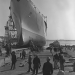 Gli operai assistono alla discesa in mare della turbonave passeggeri "Oceanic". 1963