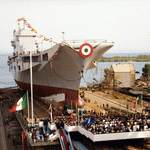 L’incrociatore "Giuseppe Garibaldi" della Marina Militare sullo scalo in attesa del varo. 1983