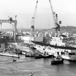 L’incrociatore "Giuseppe Garibaldi" della Marina Militare fa il suo ingresso nel Cantiere. 1984