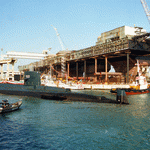 Il sommergibile "Salvatore Pelosi" della Marina Militare dopo il varo, sullo sfondo la nave officina semisommergibile "Micoperi 7000". 29 novembre 1986