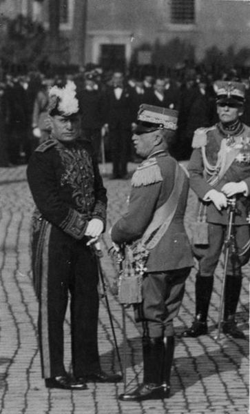"Sua Maestà il Re Vittorio Emanuele III con Mussolini alle esequie funebri del Generale Diaz" by Alexmar983 via Wikimedia Commons (Public domain)