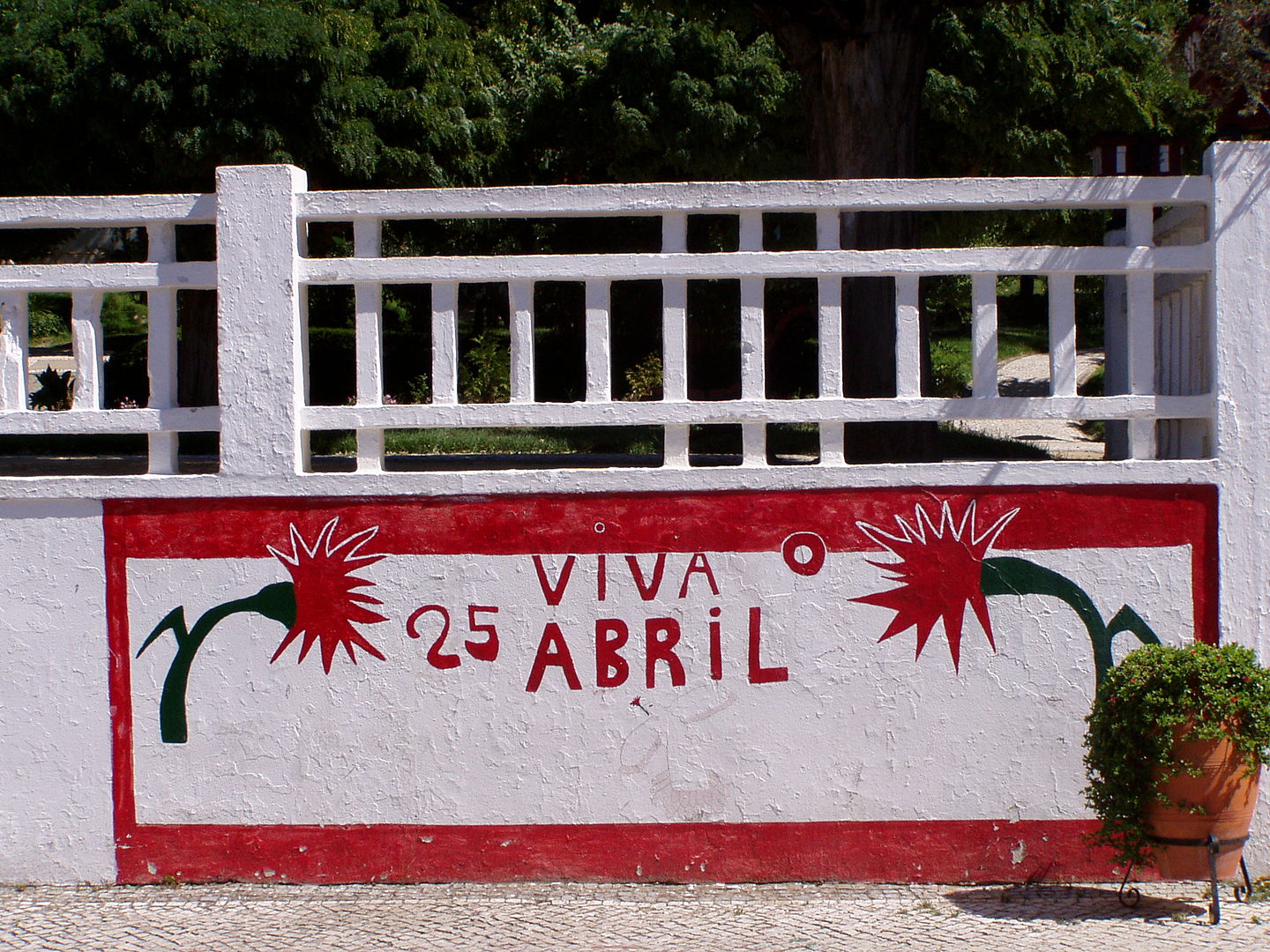 Viva o 25 de abril graffiti in Portugal by Júlio Reis via Wikimedia Commons (CC BY-SA 2.5)