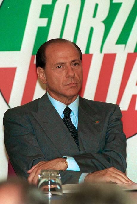 Silvio Berlusconi durante un'assemblea di Forza Italia