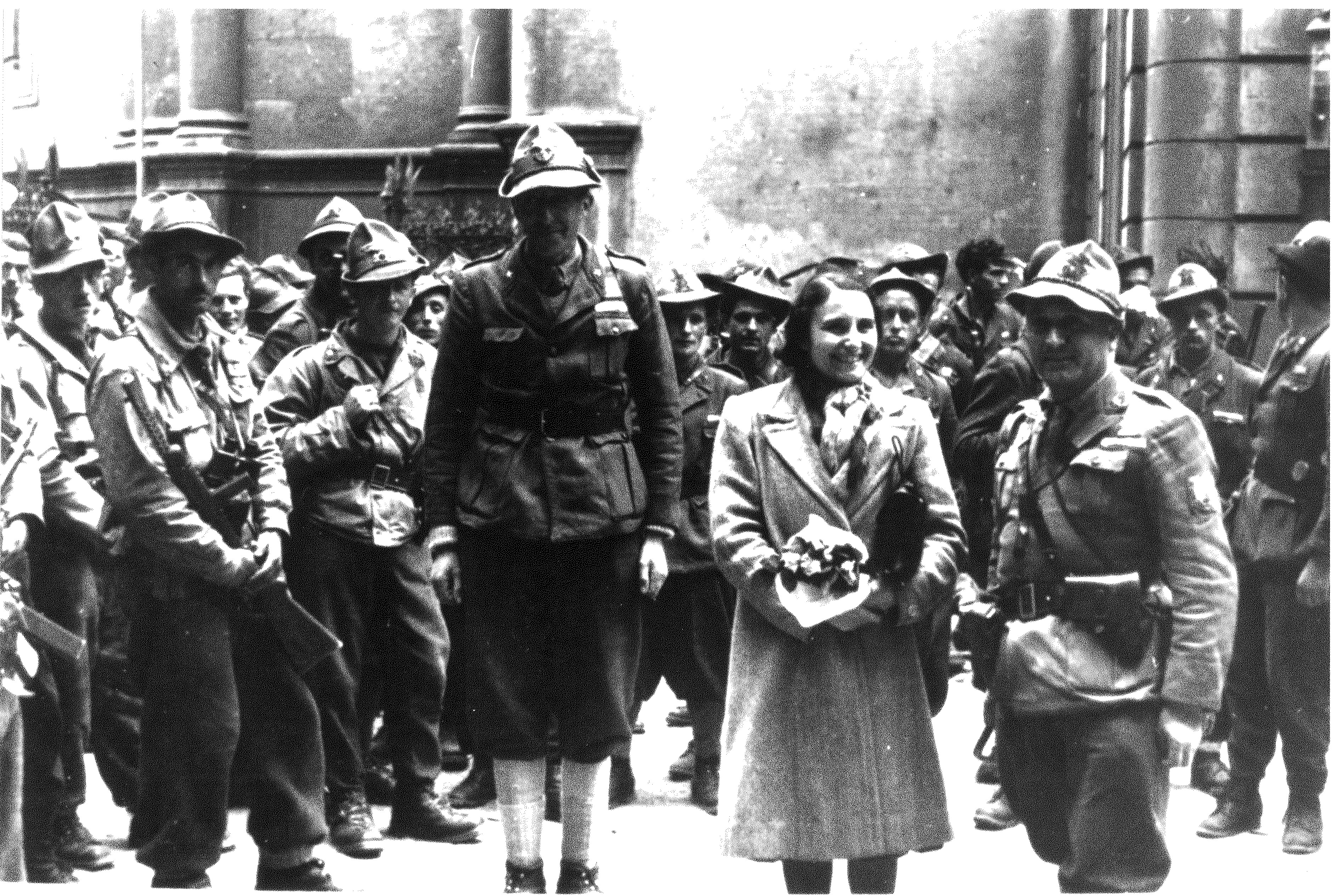 Liberazione di Torino (1945). Ada Prospero Marchesini Gobetti con il Capitano Angelino e Giulio Bolaffi (Laghi) comandante della Divisione “Stellina” della Val Susa, della quale Ada era Commissario Politico con il nome di “Ulisse”. Foto di Ettore Marchesini. (© Archivio Fotografico Centro studi Piero Gobetti) Liberazione di Torino (1945). Ada Prospero Marchesini Gobetti con il Capitano Angelino e Giulio Bolaffi (Laghi) comandante della Divisione “Stellina” della Val Susa, della quale Ada era Commissario Politico con il nome di “Ulisse”. Foto di Ettore Marchesini. (© Archivio Fotografico Centro studi Piero Gobetti)