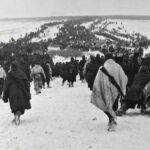 "L'enorme colonna di soldati in rotta dopo lo sfondamento sovietico sul Don" by Riottoso via Wikimedia Commons (Public Domain)