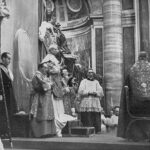 "cerimonia del Pontefice Pio XII (1950)" by rumulco96 via Wikimedia Commons (Public Domain)