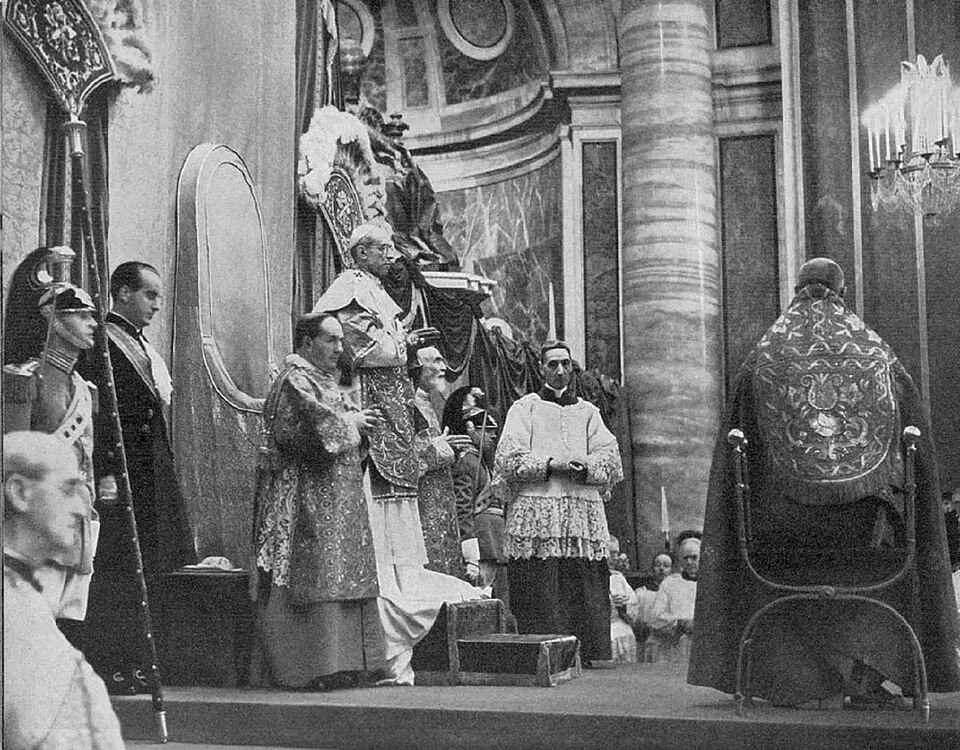 "cerimonia del Pontefice Pio XII (1950)" by rumulco96 via Wikimedia Commons (Public Domain) "cerimonia del Pontefice Pio XII (1950)" by rumulco96 via Wikimedia Commons (Public Domain)