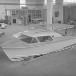 Motoscafo "Bora" all’interno di un capannone. 1960