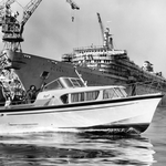 Fotomontaggio pubblicitario di un motoscafo "Bora", sullo sfondo la turbonave passeggeri "Oceanic". 1965