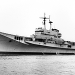 L’incrociatore "Giuseppe Garibaldi" della Marina Militare in manovra nel bacino di Panzano. 1984