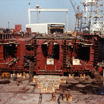 La nave officina semisommergibile "Micoperi 7000" durante la costruzione in bacino. 1986