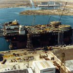 La nave officina semisommergibile "Micoperi 7000" durante le fasi di allestimento in banchina. 1987